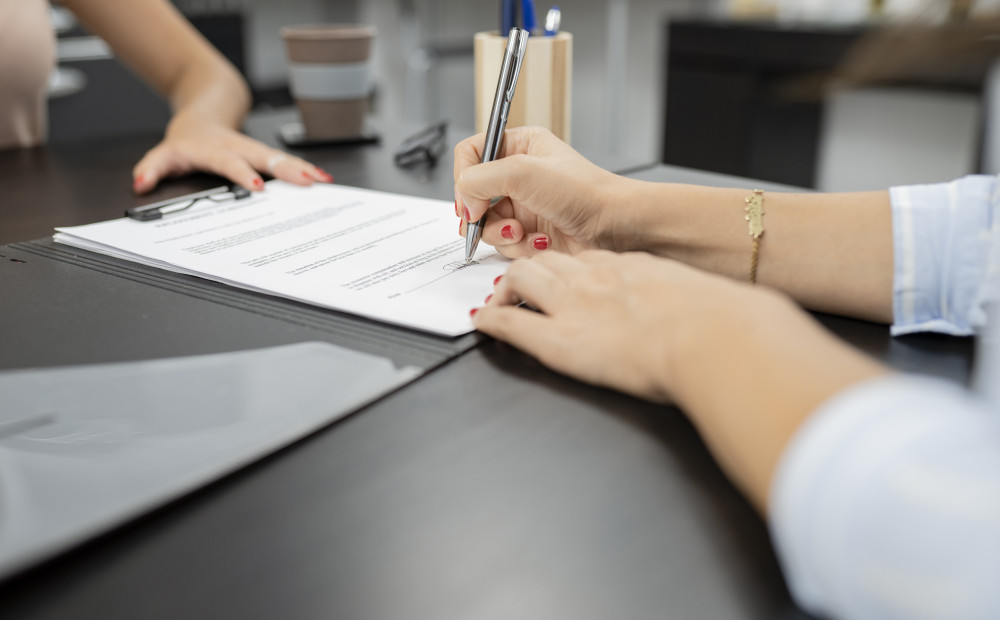 Caractéristiques et qualification du contrat de travail : une analyse juridique complète