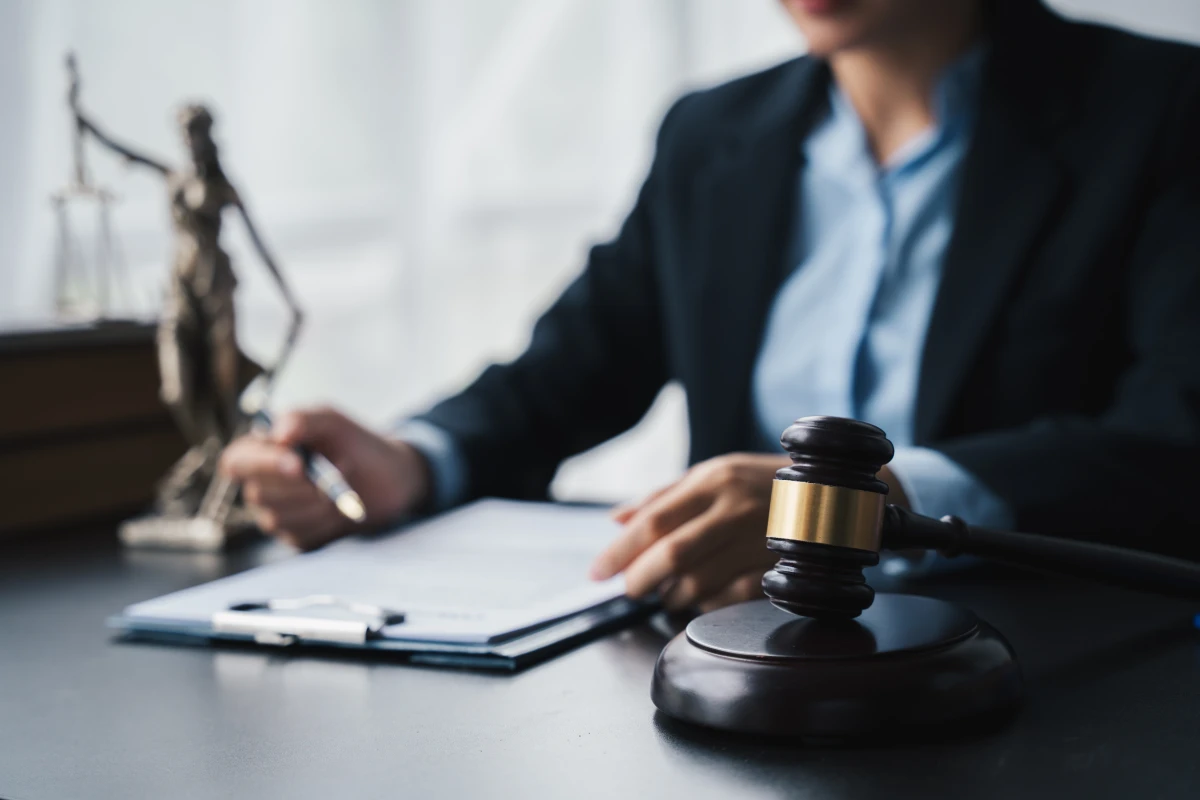 Le Dol en droit des contrats : une notion essentielle à connaître