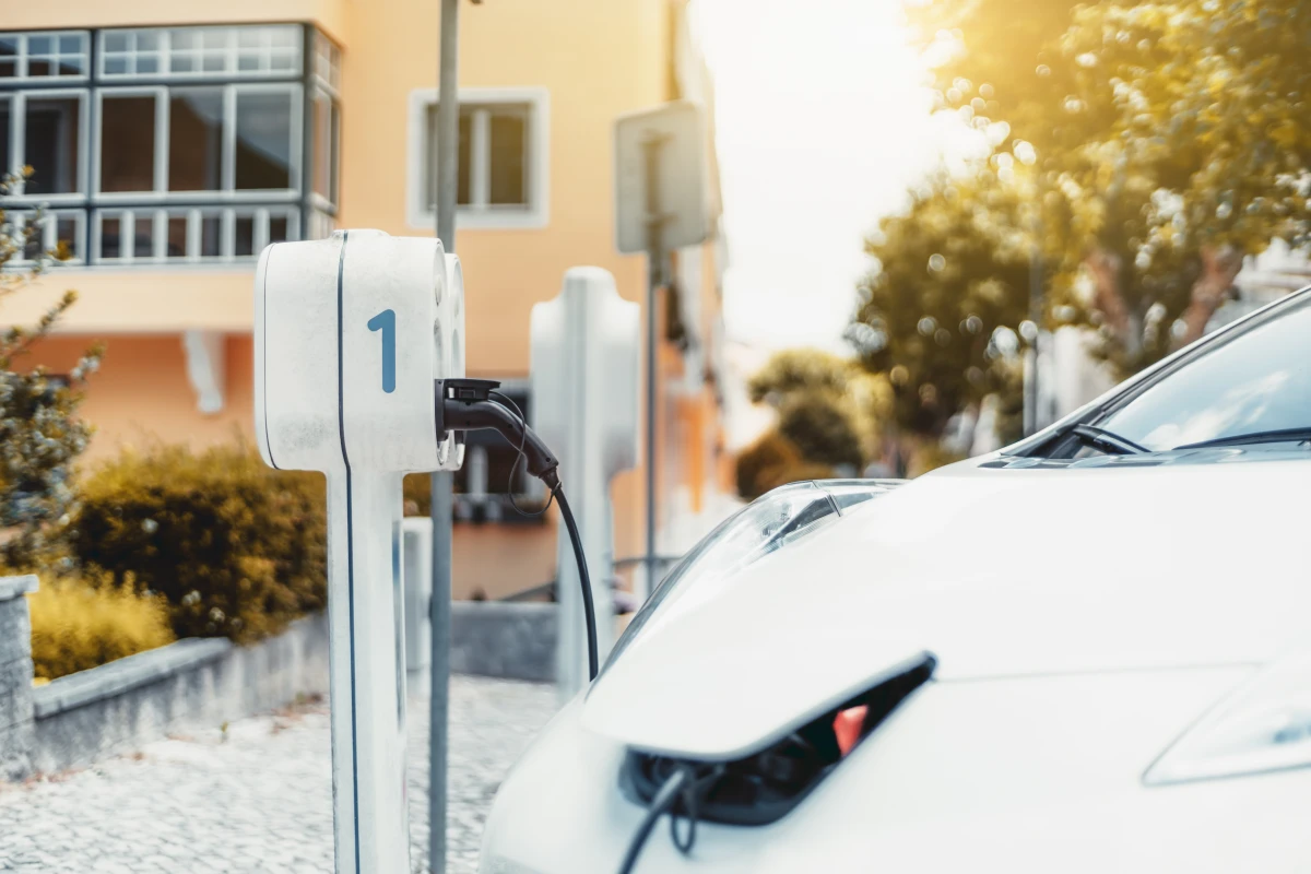 La Révolution Électrique : Naviguer dans le Labyrinthe Réglementaire des Véhicules Électriques à Travers le Monde